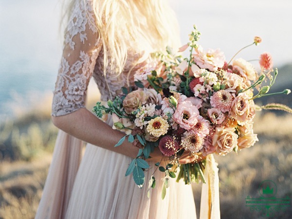 Hoa cưới cầm tay mang lại vẻ đẹp kiêu sa, quyến rũ