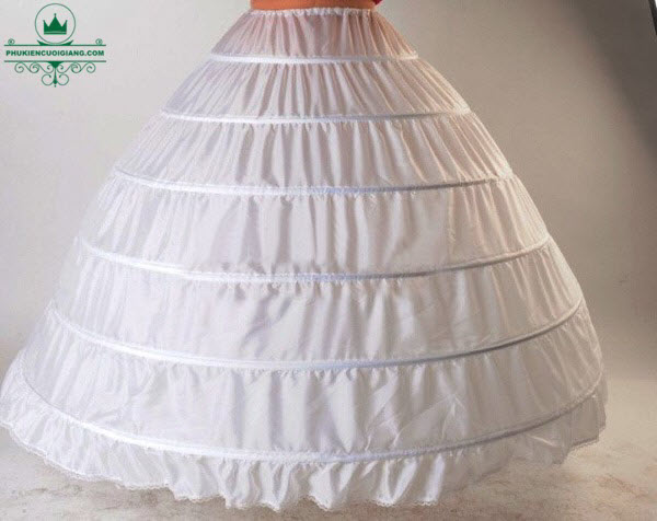 Tùng váy liền sẽ giúp cô dâu tôn dáng và bồng bềnh một cách tự nhiên hơn