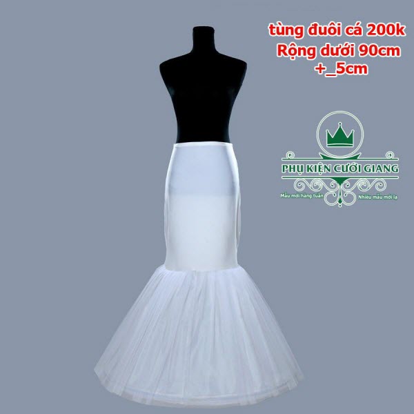 Những chiếc tùng váy cưới có chất liệu vải lót mềm bên trong, lót voan thoáng mát bên ngoài, kết hợp cùng khung nhựa dẻo nhẹ cố định tạo độ phồng vừa phải, không bị cồng kềnh khi mặc