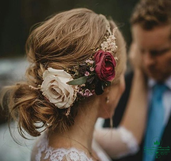 Từ phong cách vintage đến hơi hướng trẻ trung hay trầm buồn thì đều có những mẫu tóc cưới cài hoa dành riêng cho bạn