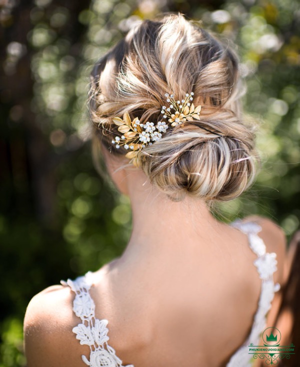 Không hề làm mất đi kiểu dáng của tóc mà việc cài bông hoa trên mái tóc ngắn còn là cách khéo léo khoe ra được sự duyên dáng, rạng ngời trong ngày cưới cho cô dâu