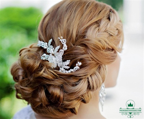 Cài tóc cô dâu là thứ mà nhiều người lựa chọn để tôn lên mái tóc cũng như vẻ đẹp của mình