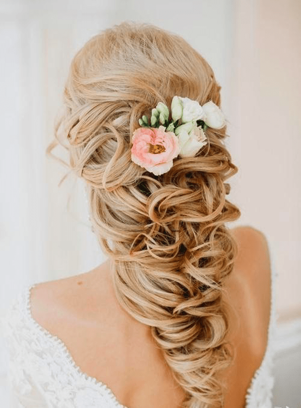Hoa cài tóc được đính trên các vị trí thắt bím mang đến cho cô dâu vẻ đẹp thuần khiết, tự nhiên